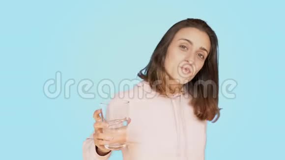 美丽的年轻女子与一杯水共舞视频的预览图