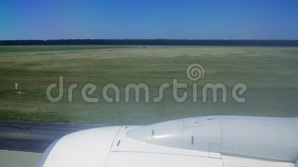 飞机在跑道上加速从飞机窗口看飞机乘飞机旅行视频的预览图