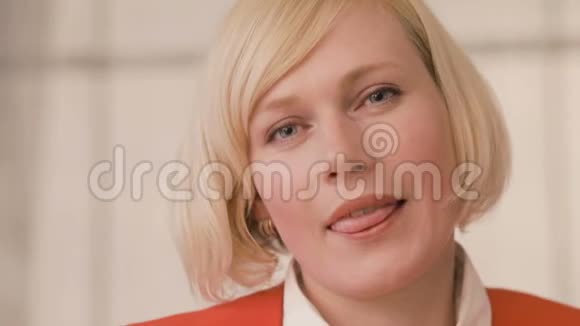 商业女性对着镜头微笑视频的预览图