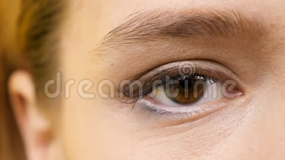 女人的眼睛在极度近距离眨眼视频的预览图