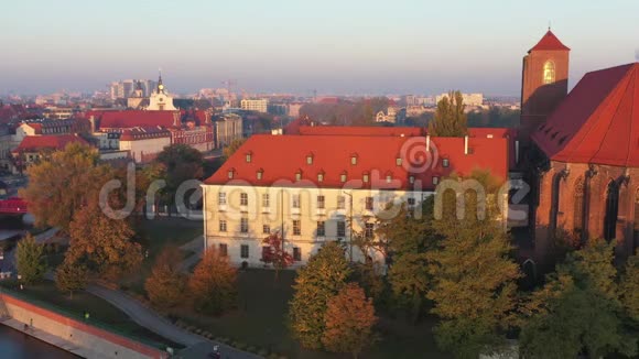 早晨弗罗茨瓦夫鸟瞰美丽的城市全景视频的预览图