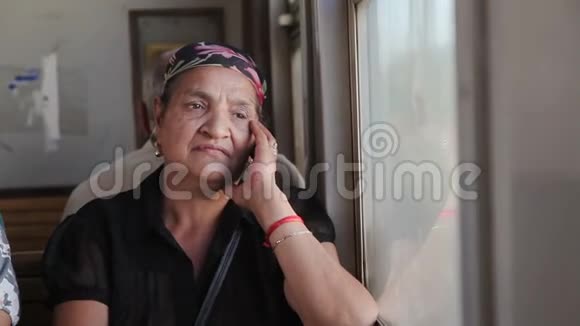 坐火车旅行的老妇人视频的预览图