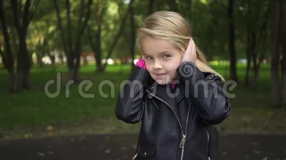 可爱的小女孩在公园里不听视频的预览图