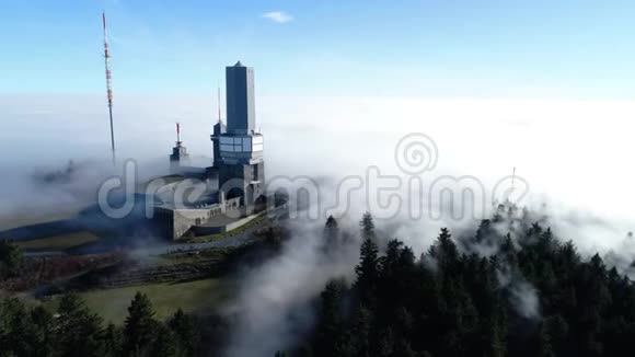 德国塔努斯山脉费尔德堡高原无人机镜头鸟瞰图视频的预览图