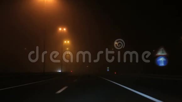 夜间高速公路骑行视频的预览图
