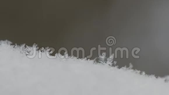 用白色和冰冻的雪花小水晶来接近图像视频的预览图