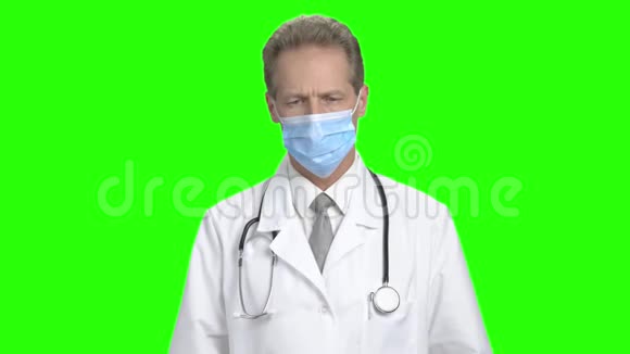 严重的医生从脸上摘下医疗面罩视频的预览图