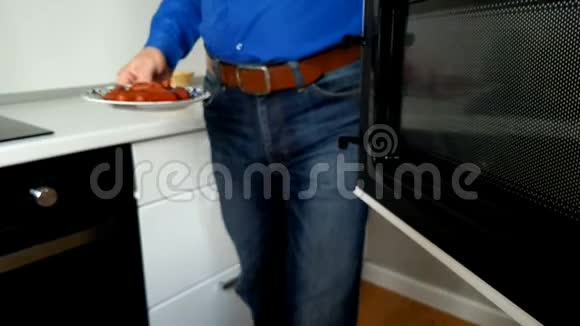 人在微波炉中温暖香肠视频的预览图
