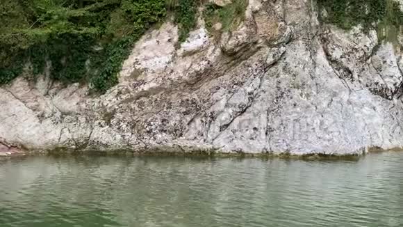 一条高高的瀑布从悬崖上跌入清澈的湖面俄罗斯索契视频的预览图