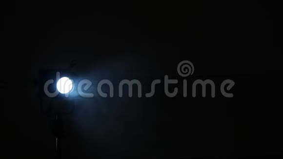 聚光灯在一个烟雾弥漫的黑暗房间里闪耀视频的预览图