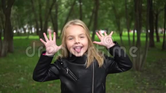 可爱的小女孩在公园里做鬼脸视频的预览图