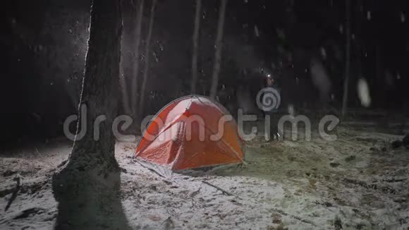 雪夜站在红帐前的女人视频的预览图
