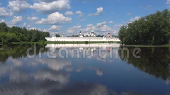 从塔博里湖看蒂克文修道院俄罗斯锡克文视频的预览图