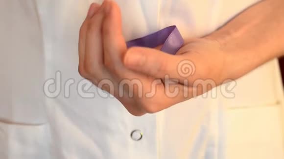 医生把紫色丝带作为癫痫意识日的象征视频的预览图