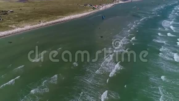 从高处看人们正在风筝冲浪远处是一个露营地视频的预览图