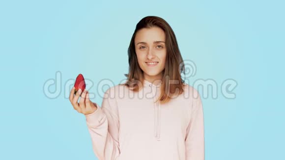 健康的年轻人咬上美味的红草莓视频的预览图