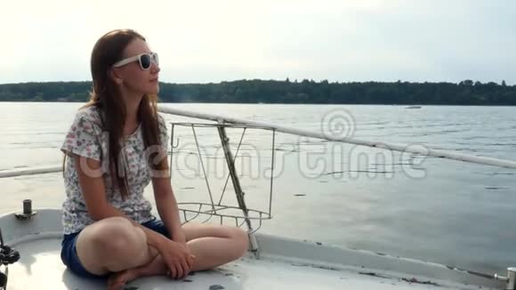 快乐的女人在船首享受夏天的旅行假期概念海景视频的预览图