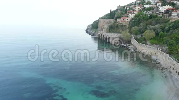 近海山顶古历史城堡或要塞遗址的海岸景观视频的预览图