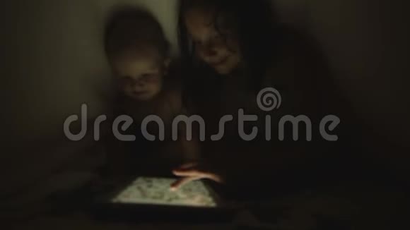 在毯子下玩平板电脑的孩子视频的预览图