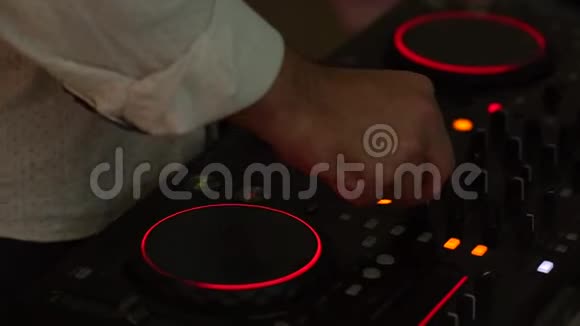 DJ控制夜总会的音乐控制台视频的预览图