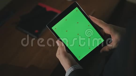 男性手使用平板电脑与绿色屏幕男性手指触摸平板电脑视频的预览图