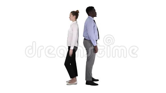 美丽英俊的男人背靠背地站着在白色背景上变换姿势视频的预览图