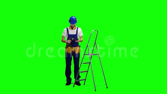 手拿钻头的建筑工人爬楼梯绿色屏幕视频的预览图