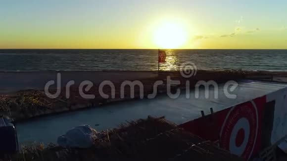 一架无人机飞过海边的帐篷营地视频的预览图