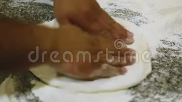 男厨师的手揉面团准备格鲁吉亚传统菜肴视频的预览图
