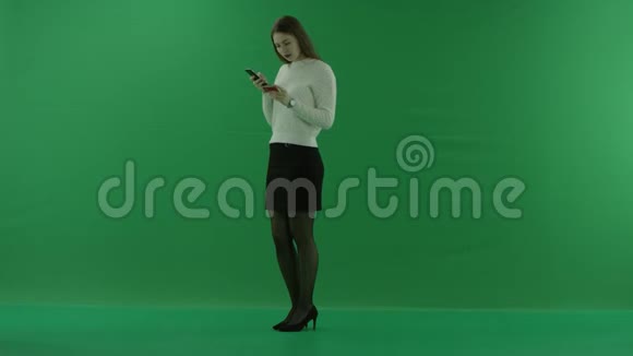 女孩站在一个半转弯的地方看着左边从手机里的信用卡输入数据然后挥手示意她视频的预览图
