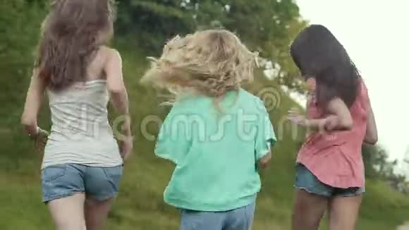 快乐的女孩朋友玩得开心在大自然中户外跑步视频的预览图