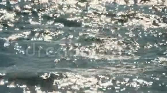 水面上闪烁着阳光光反射在海波上视频的预览图
