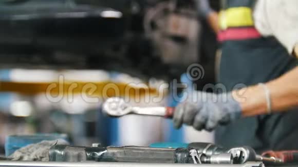 修理工把工具放在汽车修理厂的桌子上视频的预览图