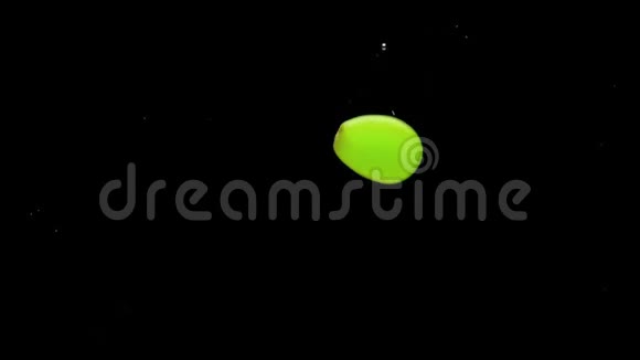一颗绿色葡萄在黑色背景下落入透明水视频的预览图