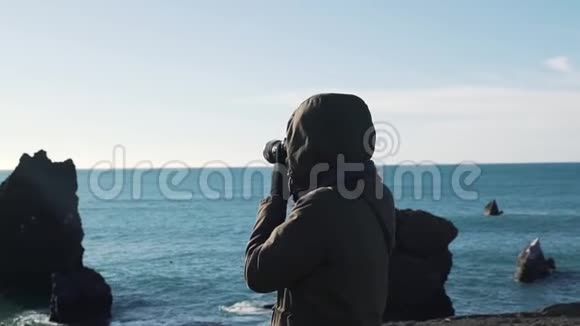 旅行女孩在海洋中拍一张岩石照片视频的预览图