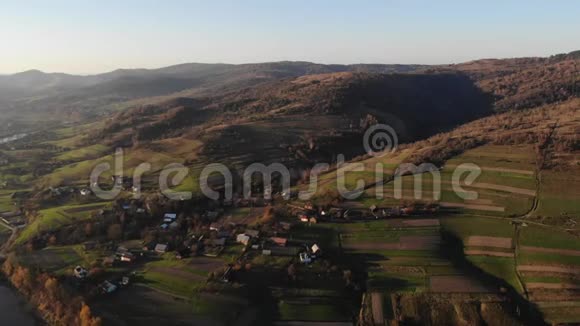 喀尔巴阡山脉Lastivka村的鸟瞰图秋时游西乌平稳地向前飞越视频的预览图