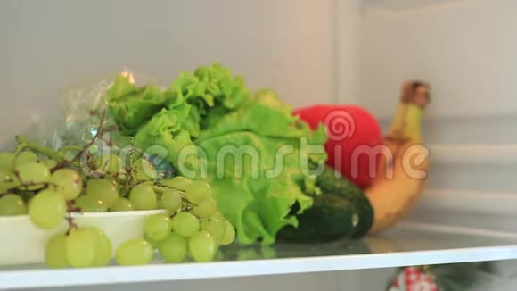 男人从冰箱里拿水果视频的预览图