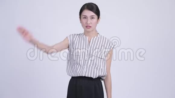 严肃的亚洲女商人表现出停止的姿态视频的预览图