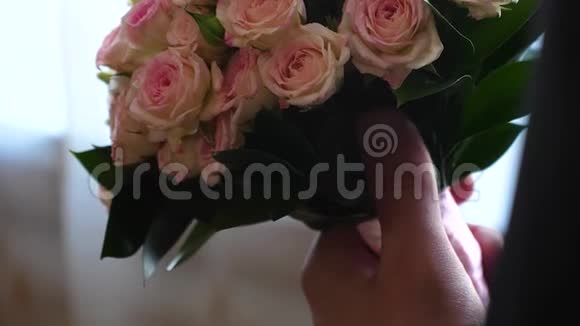 美丽的花束在一个时髦的男人手中为他所爱的女人特写镜头五彩的花束视频的预览图