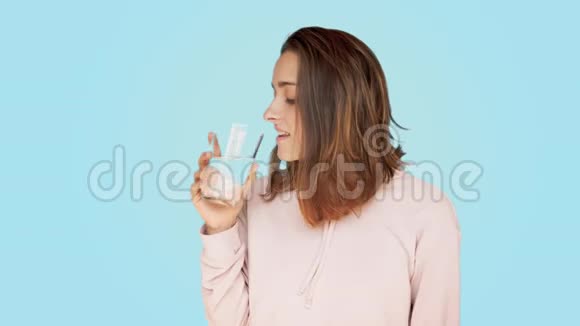 健康的美女喝一杯水视频的预览图