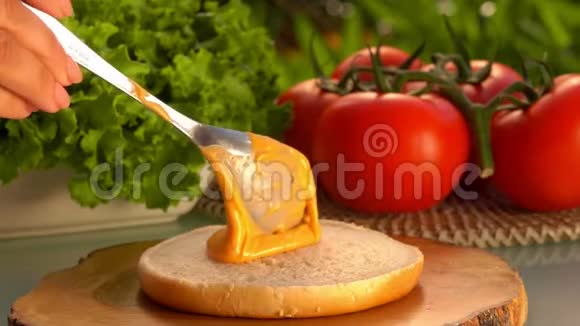 勺子把酱汁涂在汉堡包上视频的预览图