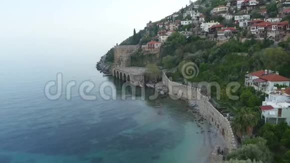 近海山顶古历史城堡或要塞遗址的海岸景观视频的预览图