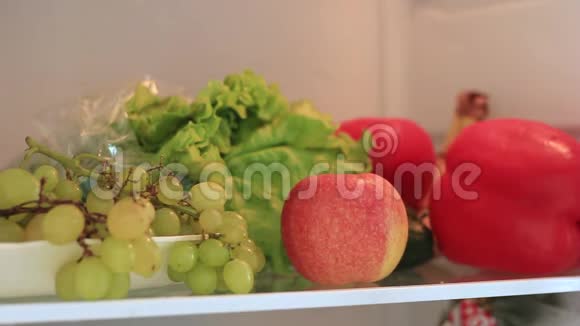 男人从冰箱里拿水果视频的预览图