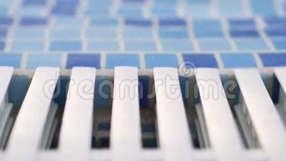 马赛克侧面和白色格栅在蓝色和白色池与清澈透明的水视频的预览图