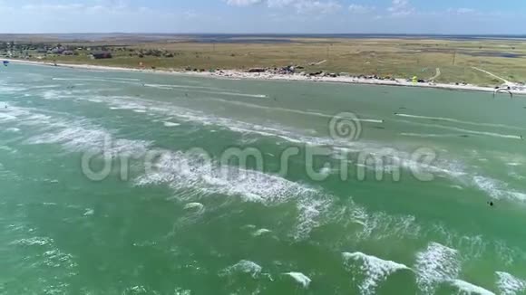 全景拍摄海滩和海上风筝冲浪者视频的预览图