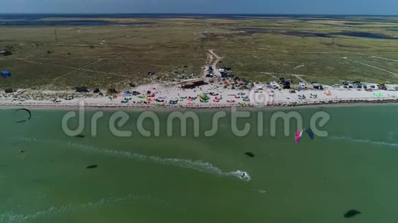 明亮的训练风筝在海上盘旋视频的预览图