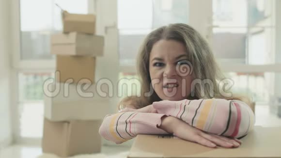 愤怒的女人倚在打开的盒子上视频的预览图