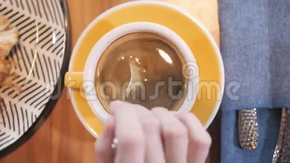 杯特写漂亮的女人喝咖啡在东方风格的咖啡馆放松早餐愉快的早晨视频的预览图