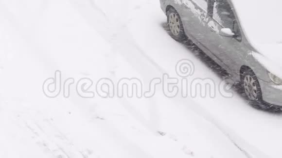 车在雪地里停车场暴风雪冬天降雪视频的预览图