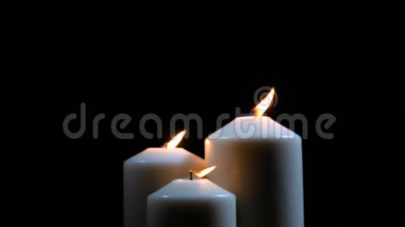 三支熄灭的蜡烛在黑色背景上冒烟视频的预览图